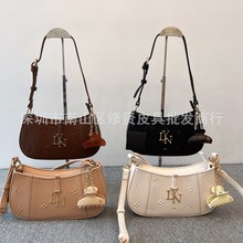 LYN  ACCS 新款发夹挂饰梅花拼接法棍包手提单肩斜挎女包