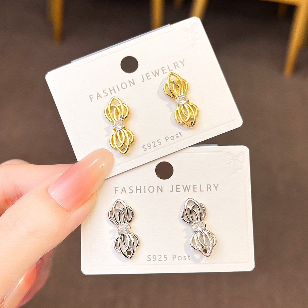 Retro elegant fashionable trend earrings with pigtail with bow