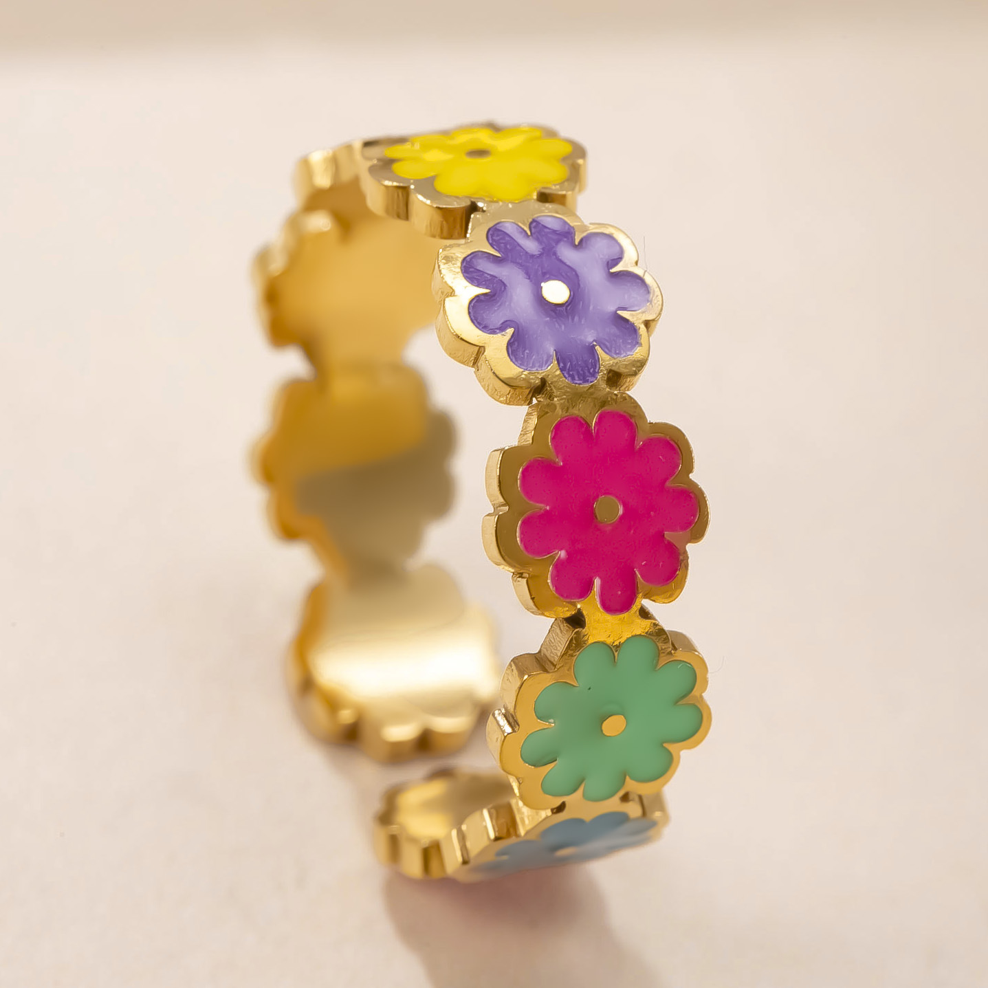 Anillo abierto de seis petas