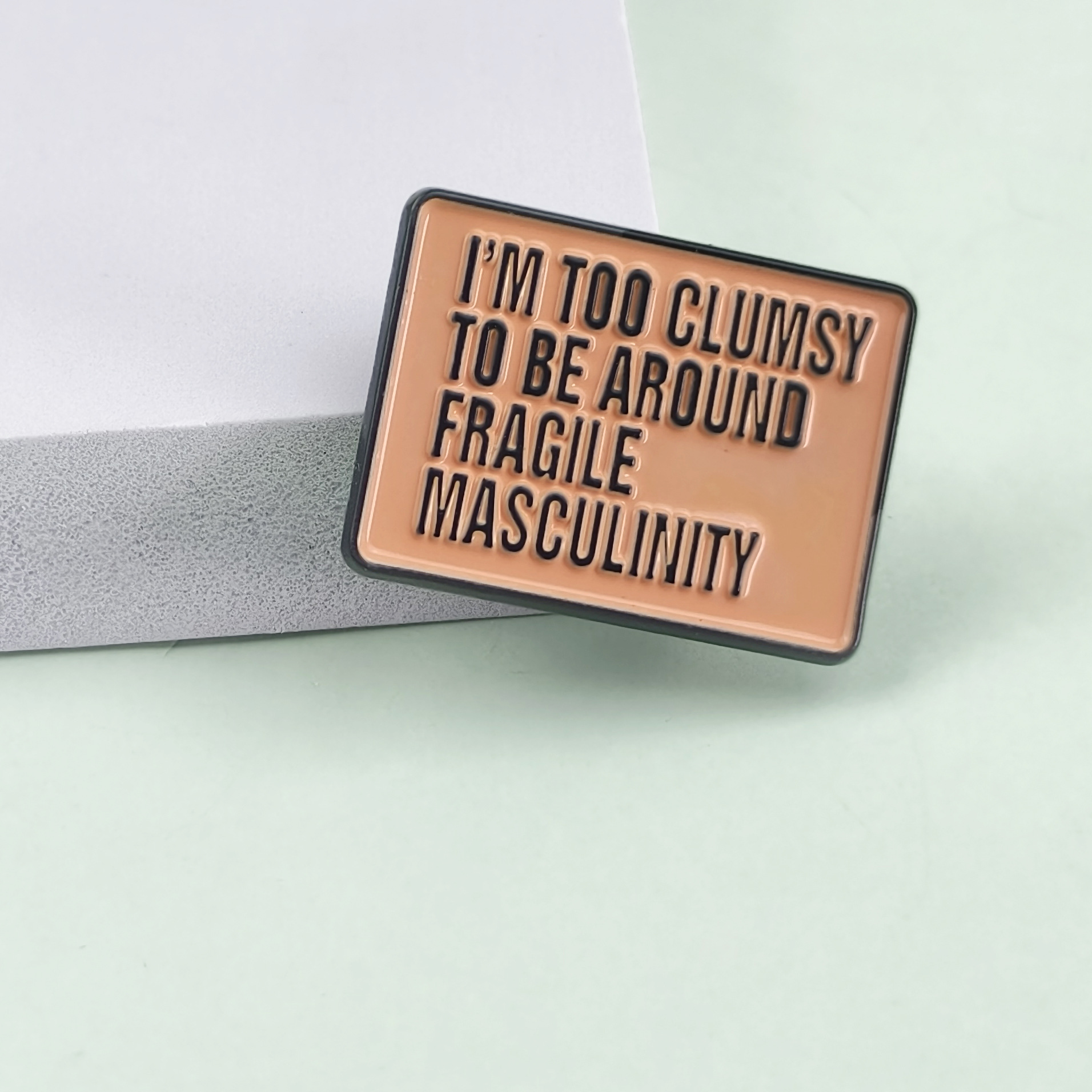 Broche de aleación geométrica creativa Lema de letras en inglés europeo y americano Accesorios de moda Insignia de ropa Pin de cuello Punto transfronterizo