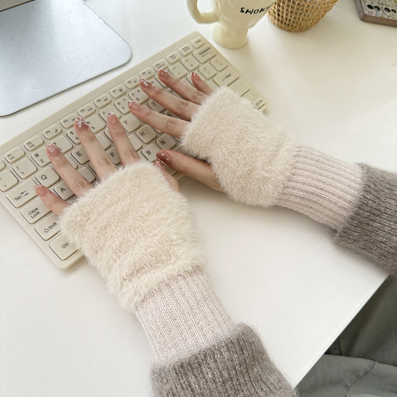 Beige gloves, fingerless