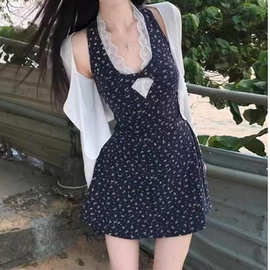 辣妹夏季两件套装女镂空小心机蕾丝碎花挂脖连衣裙+白色防晒开衫