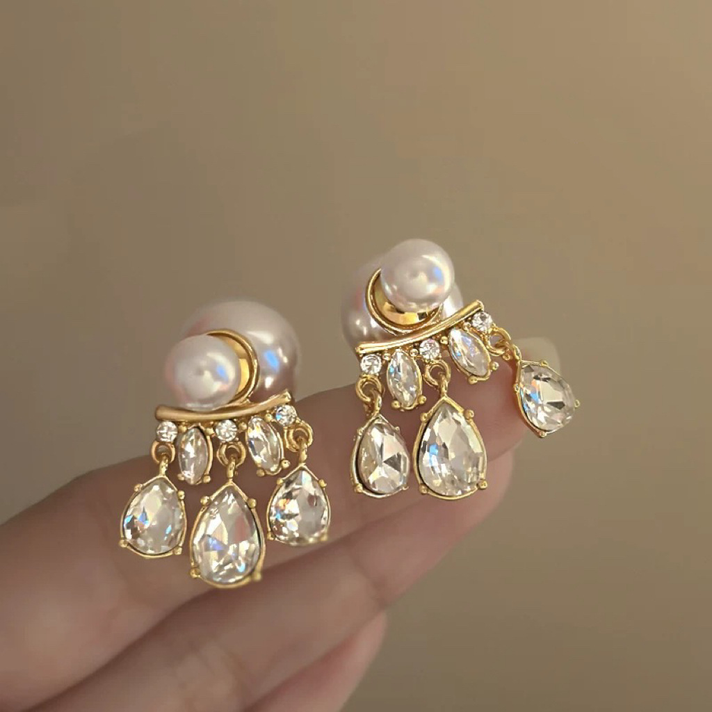 Pendientes de perlas artificiales de mariposa de aguja de plata Pendientes de todo fósforo de nicho retro femenino Pendientes de temperamento de moda Lujo ligero de alta gama