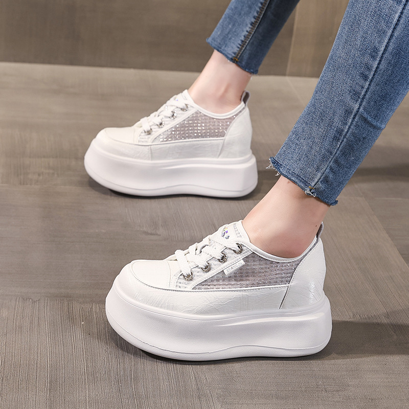 Giày sneaker nữ đế dày tăng chiều cao, kiểu dáng trắng cơ bản phối hợp mọi trang phục — màu trắng