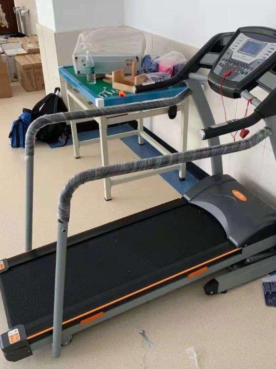 Esquema general de instrumento de rehabilitación para entrenamiento de marcha de inconveniente de extremidades de plataforma de correr lenta eléctrica tipo pórtico