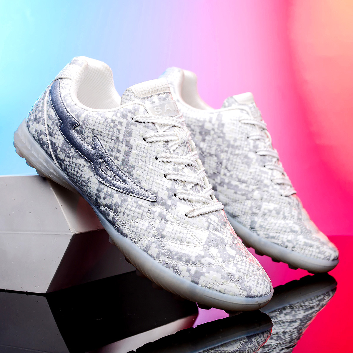 2024 New Night Glow Low Top with Broken Nails for Students, Personalized Professional Training Shoes, Anti slip and Wear_voghion.com