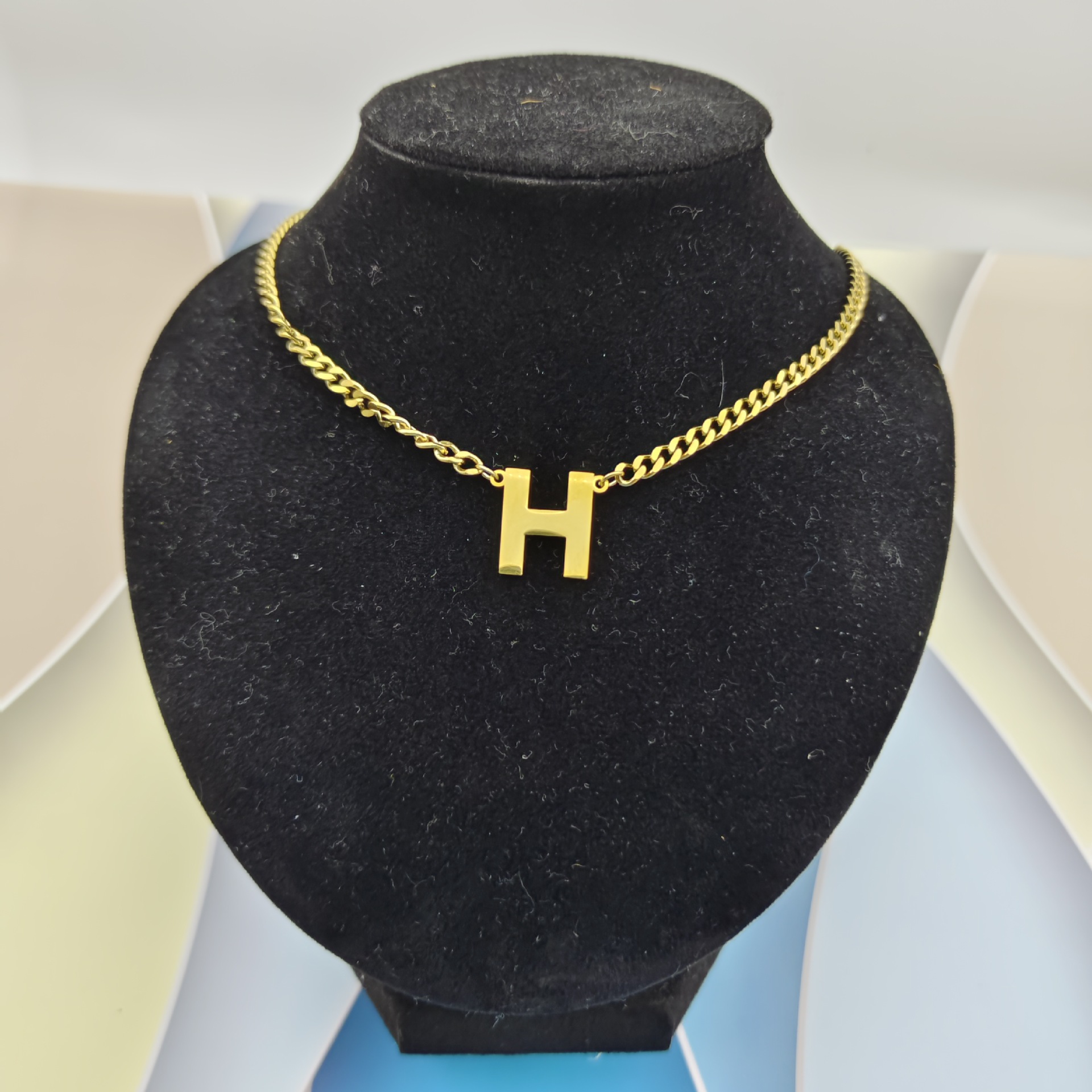 Collar de cadena cubana de acero inoxidable estilo hip-hop con apellidos europeos y americanos, colgante de letra mayúscula de oro de 18K con 26 letras.