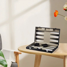 行李牌;骰子、筹码;游戏棋