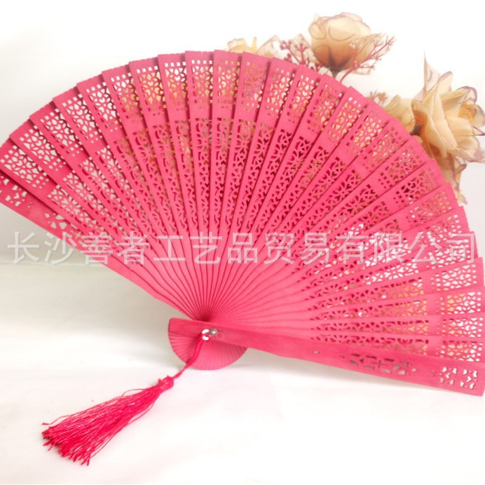 En stock colorido fragante ventilador de madera al por mayor mujer plegable bolsa de ventilador borla hueco tallado ventilador plegable ventilador de madera