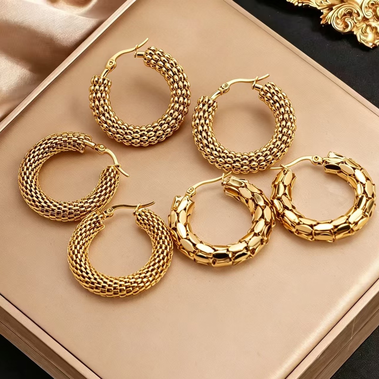 유럽과 미국의 INS 인플루언서들이 착용하는 스타일의 귀걸이, 패셔너블한 스테인리스 링형 속이 빈 귀걸이, 티타늄 스틸 과장된 디자인, 제조업체 직판.