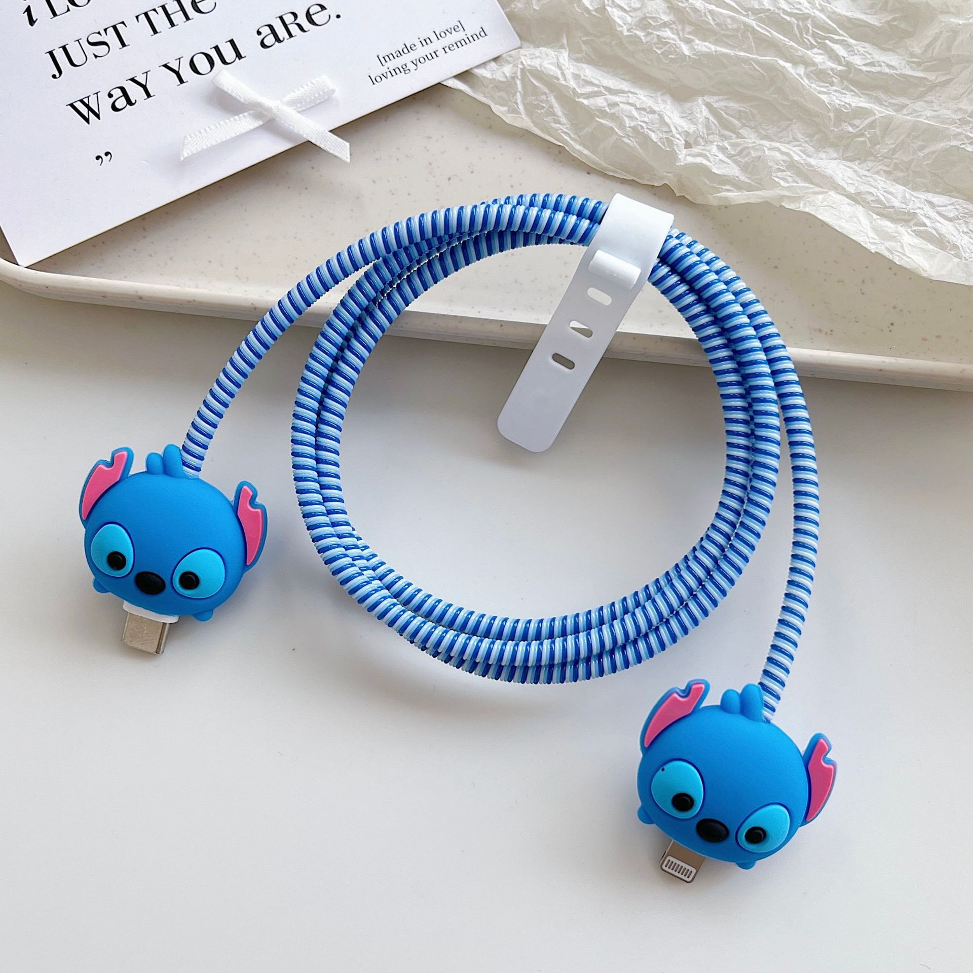 Amazon cartoon cable de datos cubierta adecuada para Apple Android cable de datos de carga rápida cuatro piezas en stock al por mayor