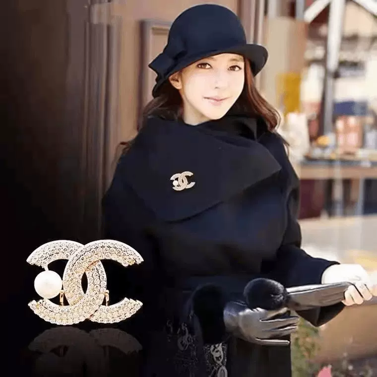 双C胸针锌合金款轻奢仿贝饰品别针贝珠西装衬衣制定批发轻奢范