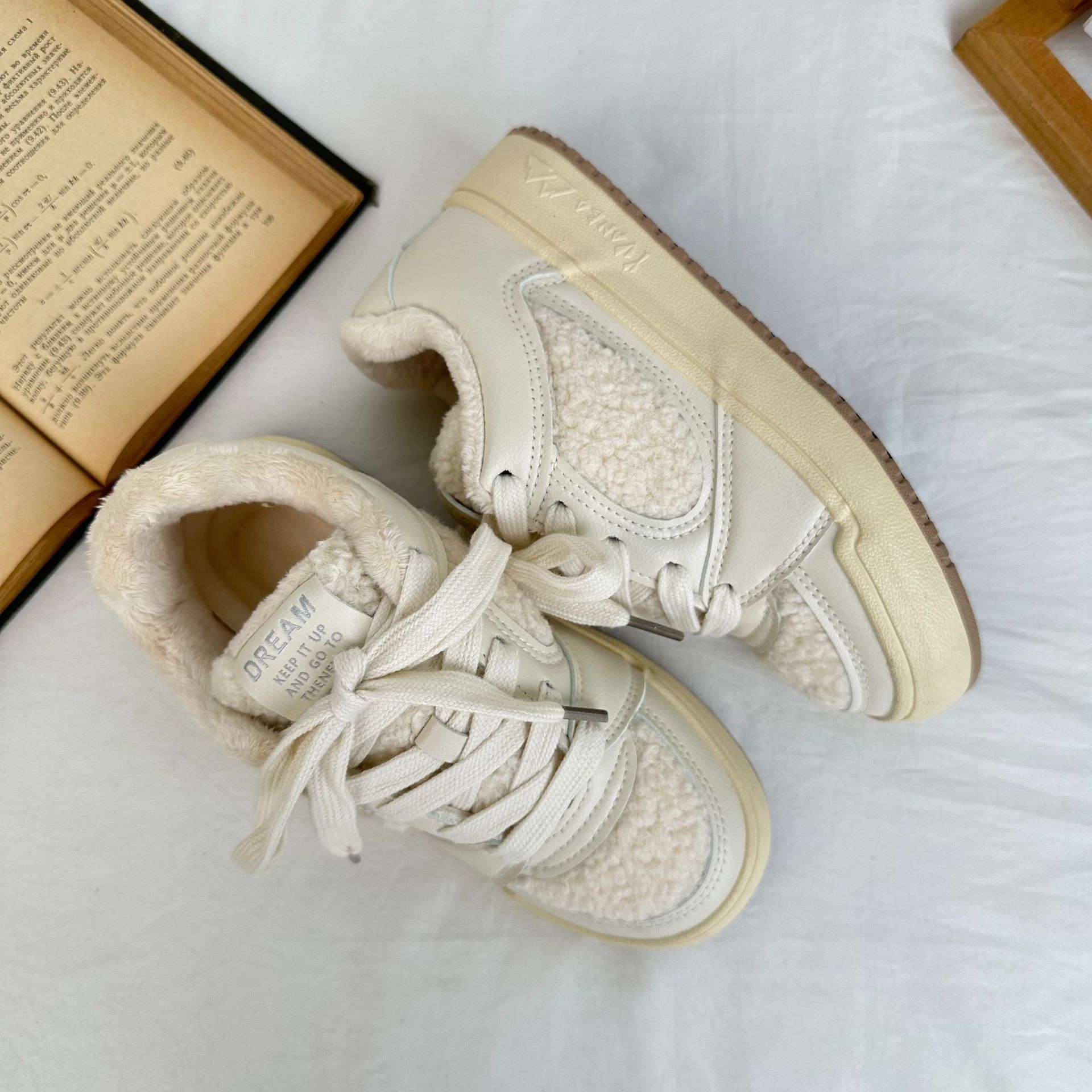 Zapatos con cordones delanteros estilo Hong Kong Zapatos deportivos casuales coreanos Zapatos de mujer de todo fósforo 2024 Nuevos zapatos blancos Mujer Yuanbo 5353