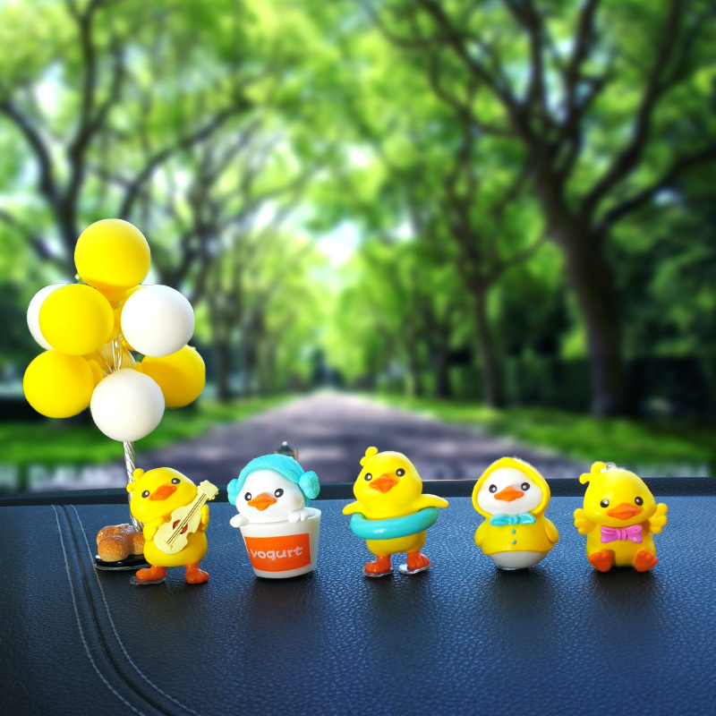 Nuevo adorno de coche creativo rojo neto dibujos animados pequeño pato amarillo adorno de coche consola central lindo lindo pato recto