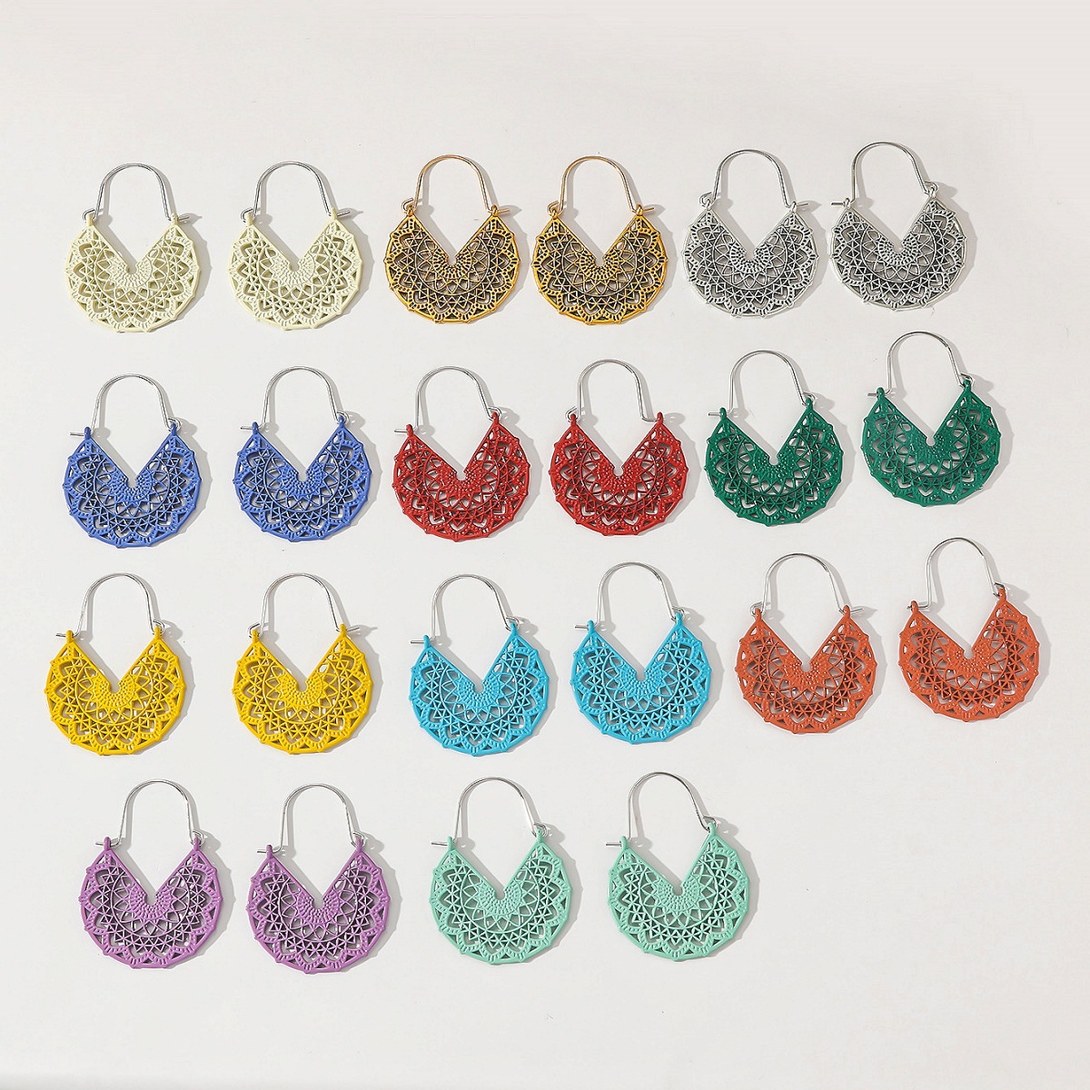 Bohemia moda geométrica V-shaped hueco pendientes de aleación mujer retro color pulverización joyas de orejas al por mayor