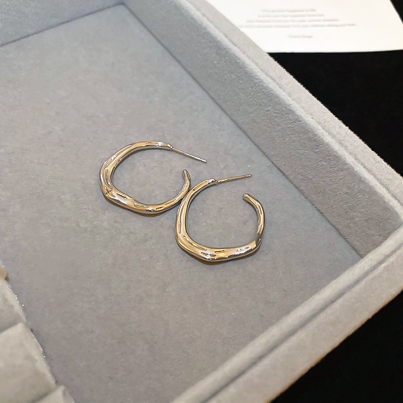 Pendientes ovalados simples de aguja de plata Pendientes de tendencia de personalidad transfronteriza europea y americana Pendientes de diseño de todo fósforo de nicho al por mayor