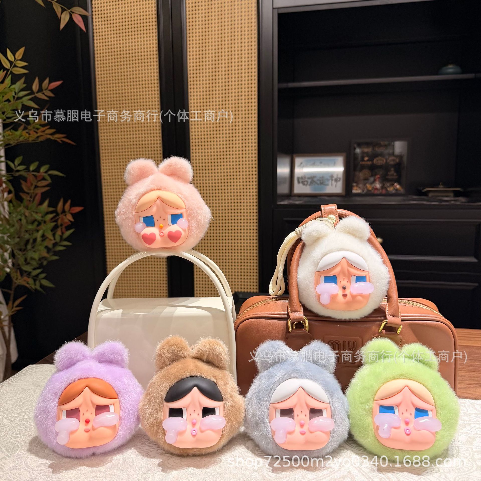 潮玩兔耳哭娃毛绒零钱包搪胶立体哭哭脸收纳包少女钥匙耳机包货源