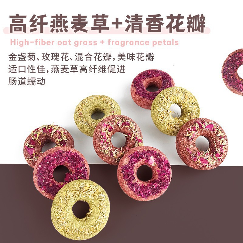 Juguetes masticables para mascotas pequeñas, donuts, pasteles de hierba en forma de corazón, bolas de hierba, piruletas, alimento principal para hámster, chinchilla, conejo, venta al por mayor en stock.