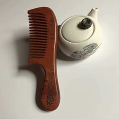 メーカーは木の櫛を提供しています。