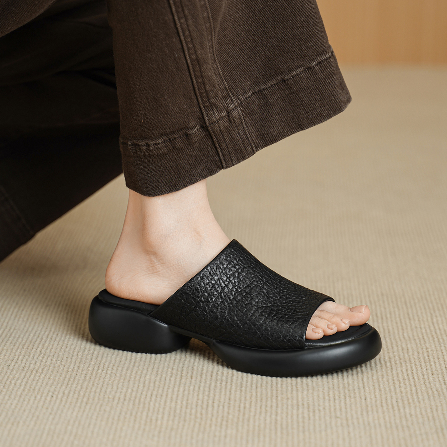 Dép sandal nữ quai chữ V đế dày da cừu khóa thắt lưng — đen