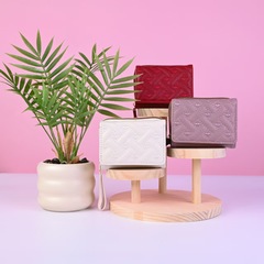2025年春の新作レディース財布、ファッショナブルな刺繍入りハート型小銭入れ、70% offカードホルダー、複数のカードスロット、大容量