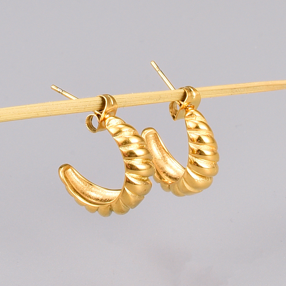 E107ns New Titanium Steel Gold-plated Twist Hoop Earrings Fashionable 18k Gold-plated Horn Round Earrings display picture 4