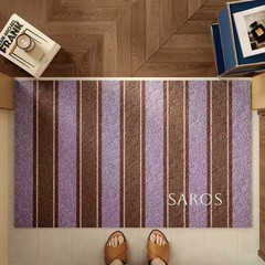 サロスシルクの床マットは汚れに強いので、玄関の床マットを管理しやすいです。