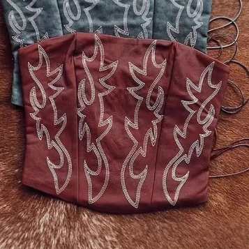 Top tipo bandeau marrón para mujer con estampado digital y corbata._voghion.com