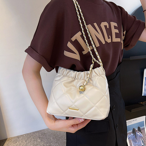 Korean version of fashionable armpit bag for women  summer new style rhombus trendy chain bag textured shoulder bucket bag