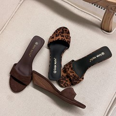 2025夏の新型豹紋坂とスリッパの女性はハイヒールを履いています。