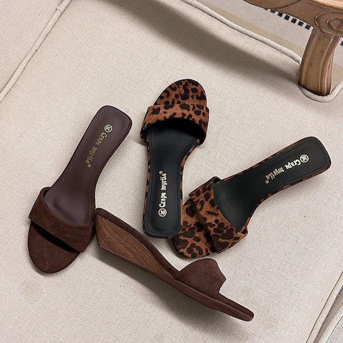 2025 verano nuevo estilo pantuflas de cuña con estampado de leopardo, tacones altos para mujer, temperamento francés versátil, sandalias y pantuflas