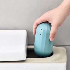 魔瓶便器の青い泡はトイレの液体をきれいにします。