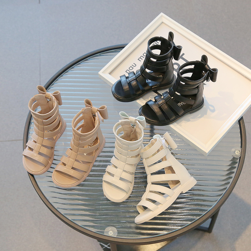 Fashionable children's sandals with bow