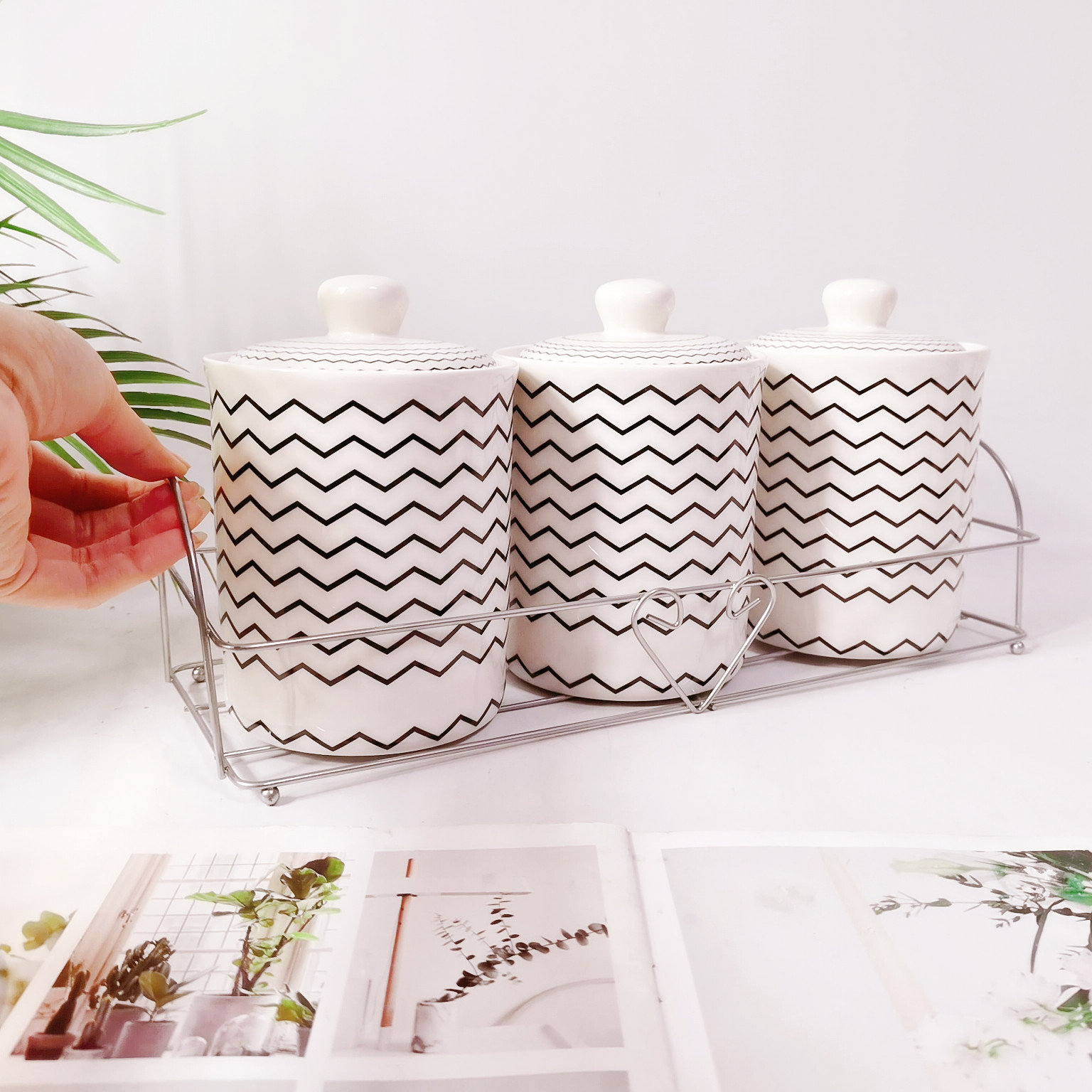 Simple nuevo tarro de condimento de cerámica estante de hierro de tres piezas de almacenamiento tarro de cocina de almacenamiento sellado tarro condimento tarro de caramelo