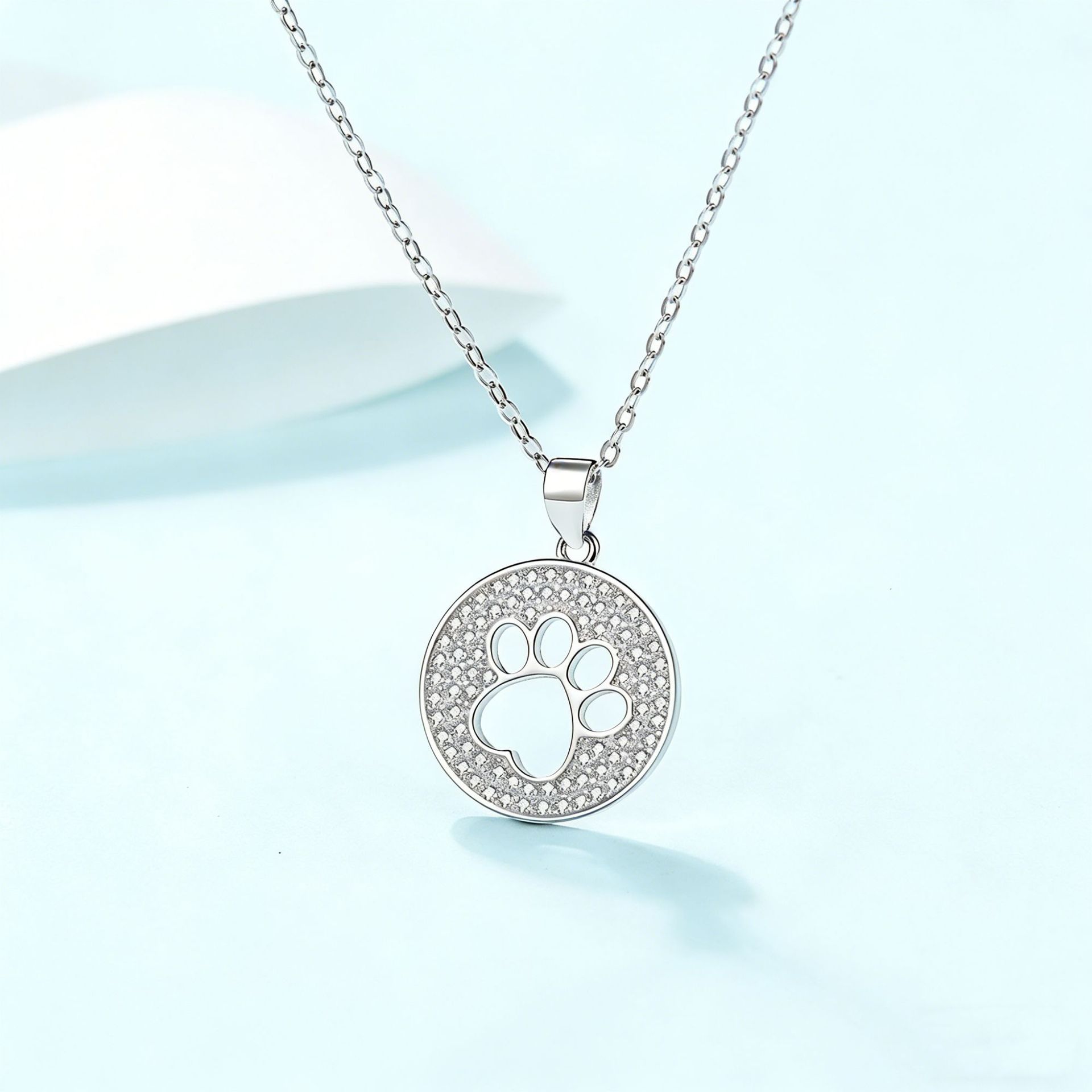 Collar con colgante de huella de gato de plata de ley S925 estilo europeo y americano para mujer, colgante hueco con huella de pata de perro con diamantes, cadena de clavícula personalizada.