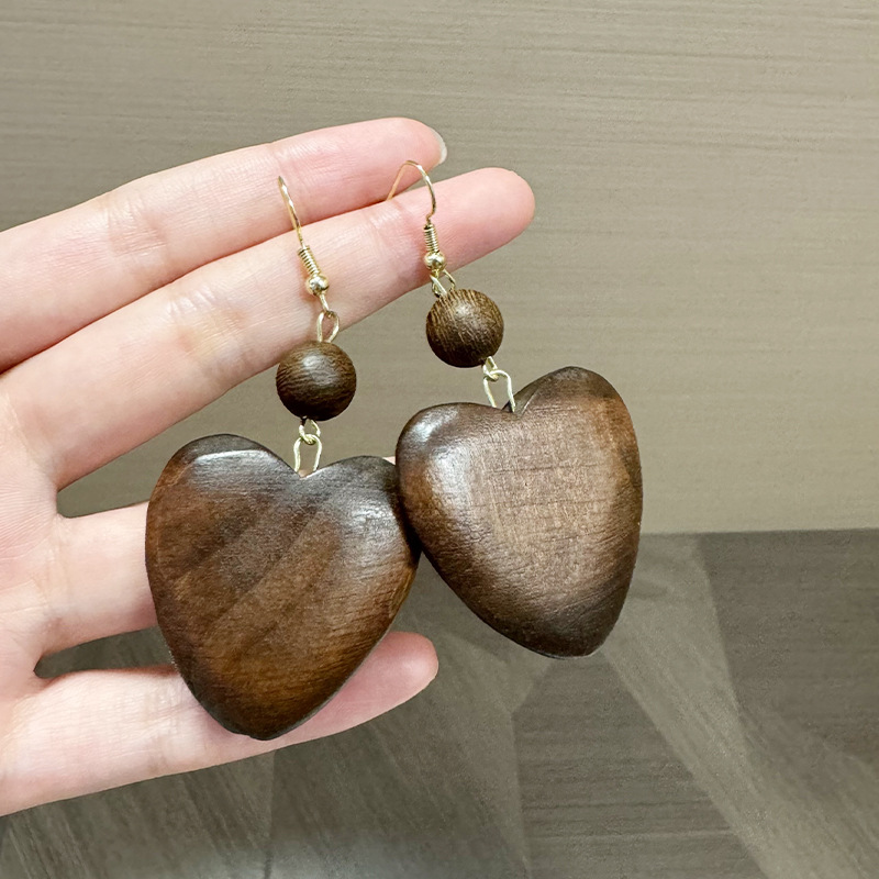 Exquisite and Simple Wooden Heart Beaded Pendant Earrings, Super Fairy Atmosphere, Smart and Playful Girl Earrings, High-End