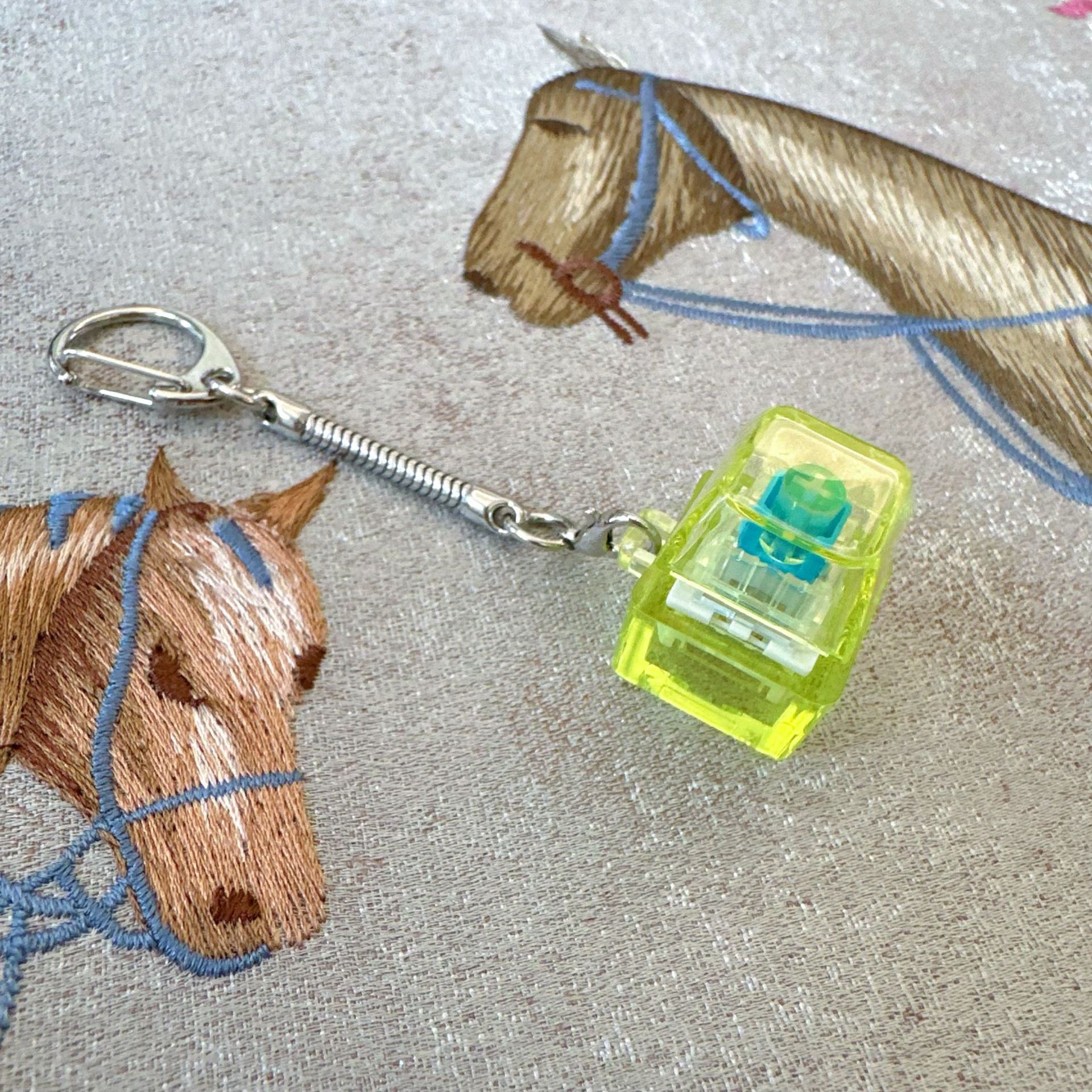 Pc single button-yellow transparent-snake bone chain