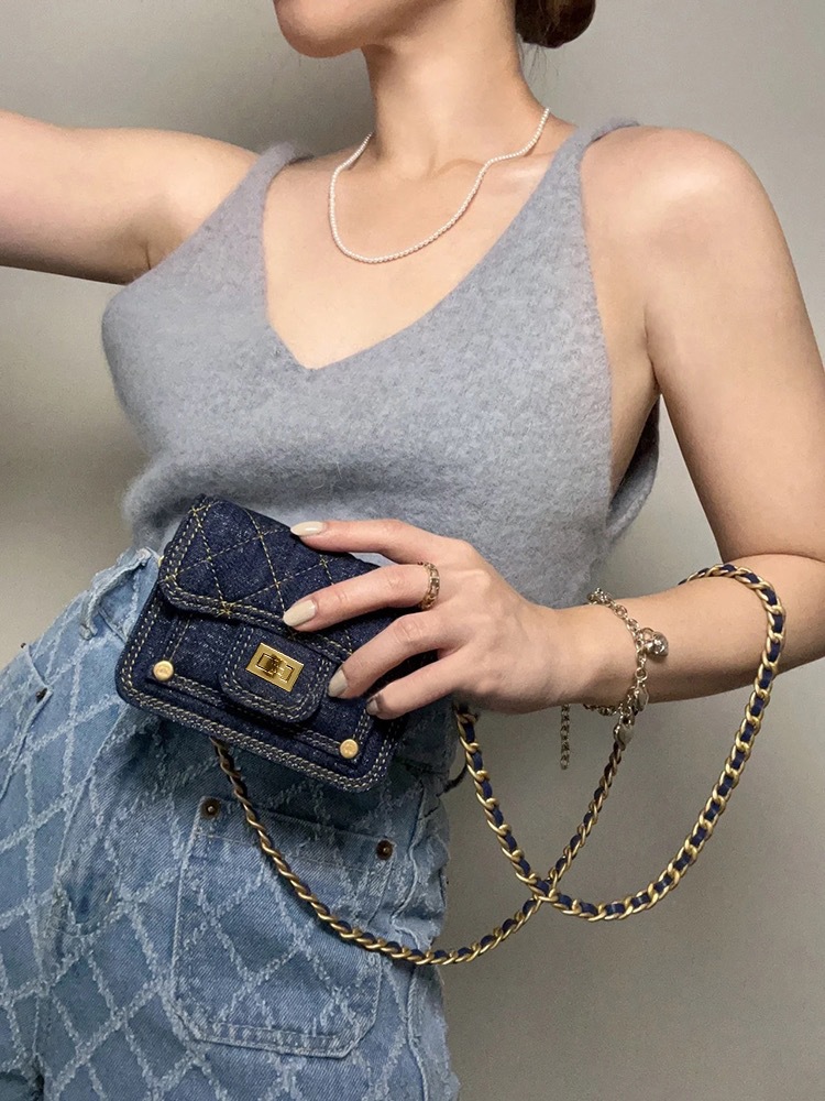Dames mini schoudertas van gewassen denim met kettingdetail_voghion.com