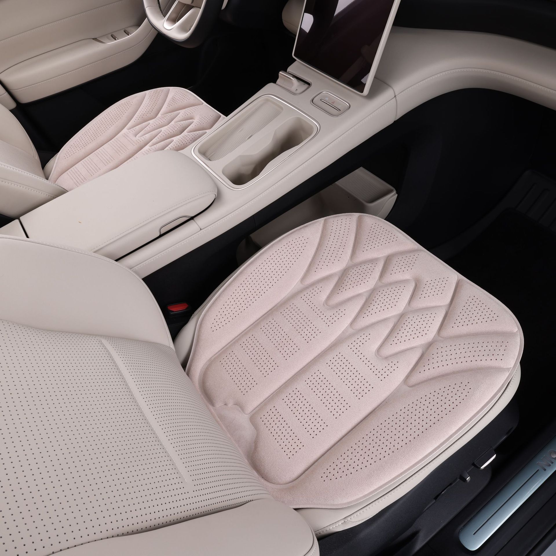 Latex cotton car seat cushion, heat-pressed integrated perforated car seat cushion, universal for all seasons, suede three-piece seat cushion set