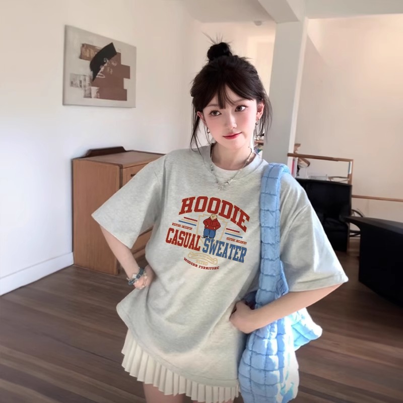 흰색과 회색(중앙에 HOOD 서 있는 곰)