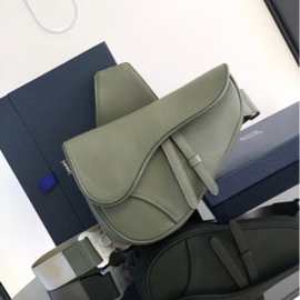 D奥24新款男士粒面牛皮翻盖开合牛皮革斜挎马鞍包胸包图片实拍