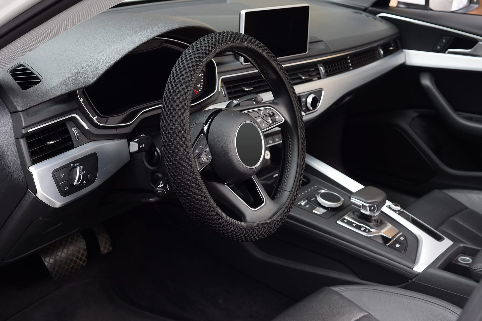 Elastic Steering Wheel Cover Is Warm in Winter and Cool in Summer. Fine Fiber Breathable Ice Silk Is Non-Slip and Easy to Carry and Install