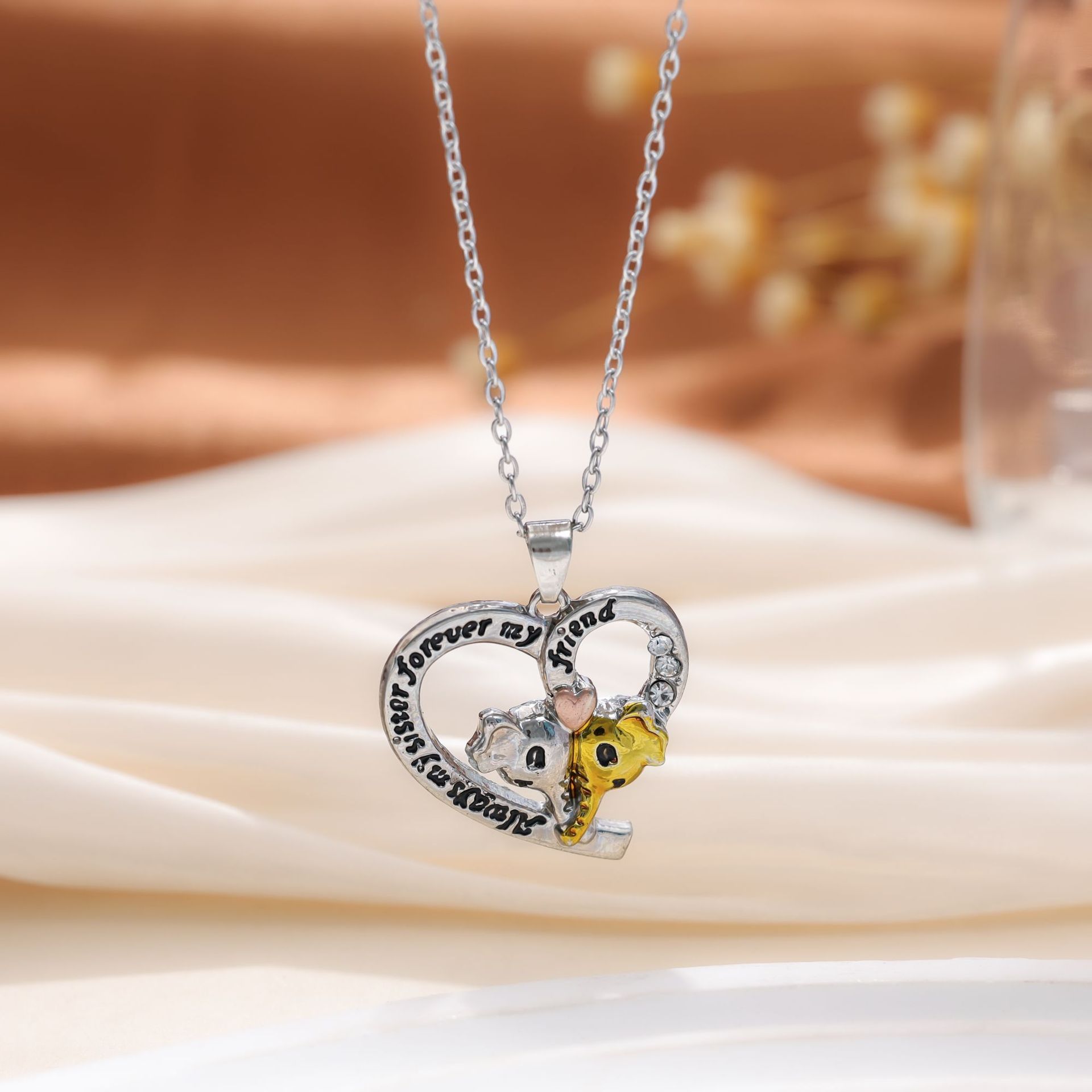 Venta caliente transfronteriza europea y americana colgante de amor de diamantes coloridos en forma de corazón collar de mujer collar de unicornio regalo del día de la madre