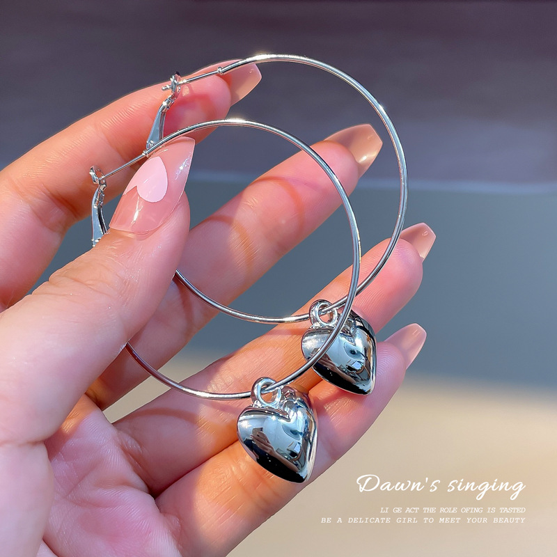 Boucles D&#39;oreilles En Cuivre Cercle Coeur Brillant À La Mode En Gros Nihaojewelry display picture 7