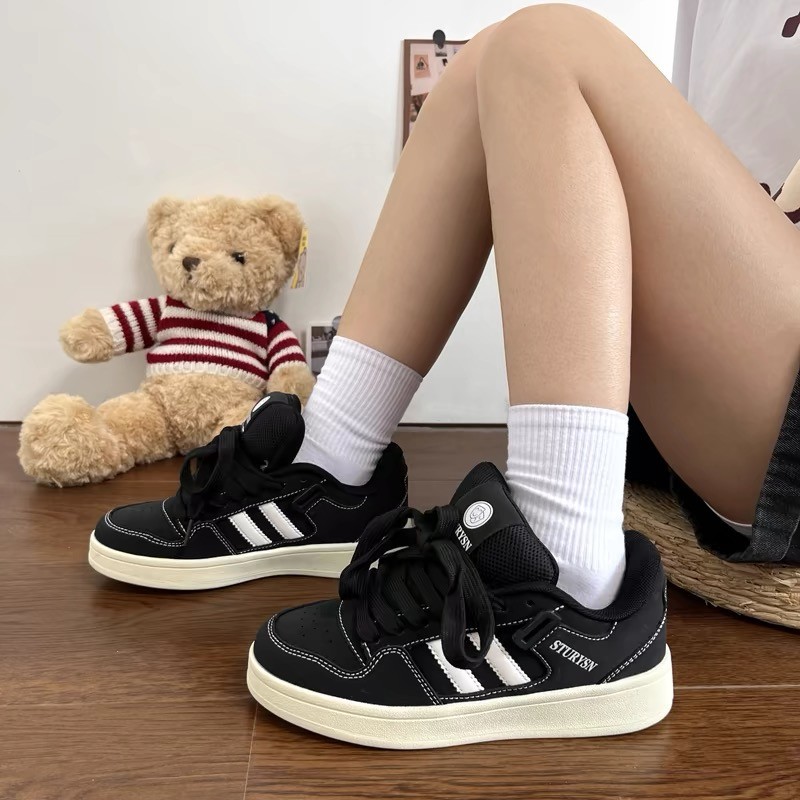 2026 primavera y otoño nueva base gruesa de lazos bajos zapatos deportivos de entrenamiento deportivo de patineta mostrando pies pequeños zapatos deportivos casuales de moda universal