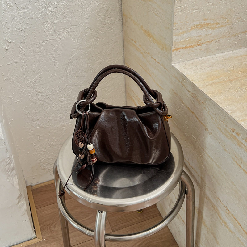 Túi xách nữ dáng xô (bucket) cỡ nhỏ, đeo vai/nách và đeo chéo, phong cách Hàn Quốc, có mặt dây chuyền trang trí — Cà phê không có mặt dây chuyền, Màu nâu không có mặt dây chuyền, Màu đỏ không có mặt dây chuyền, Đen không có mặt dây chuyền chi tiết 10