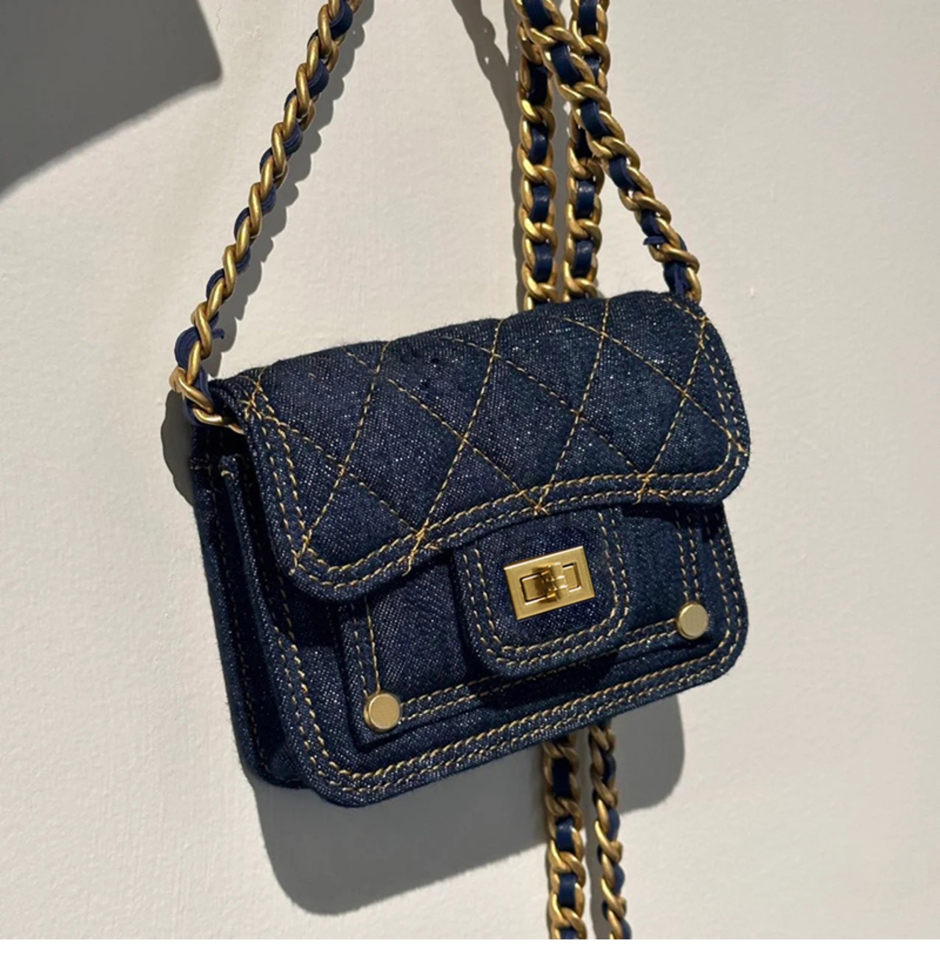 Dames mini schoudertas van gewassen denim met kettingdetail_voghion.com