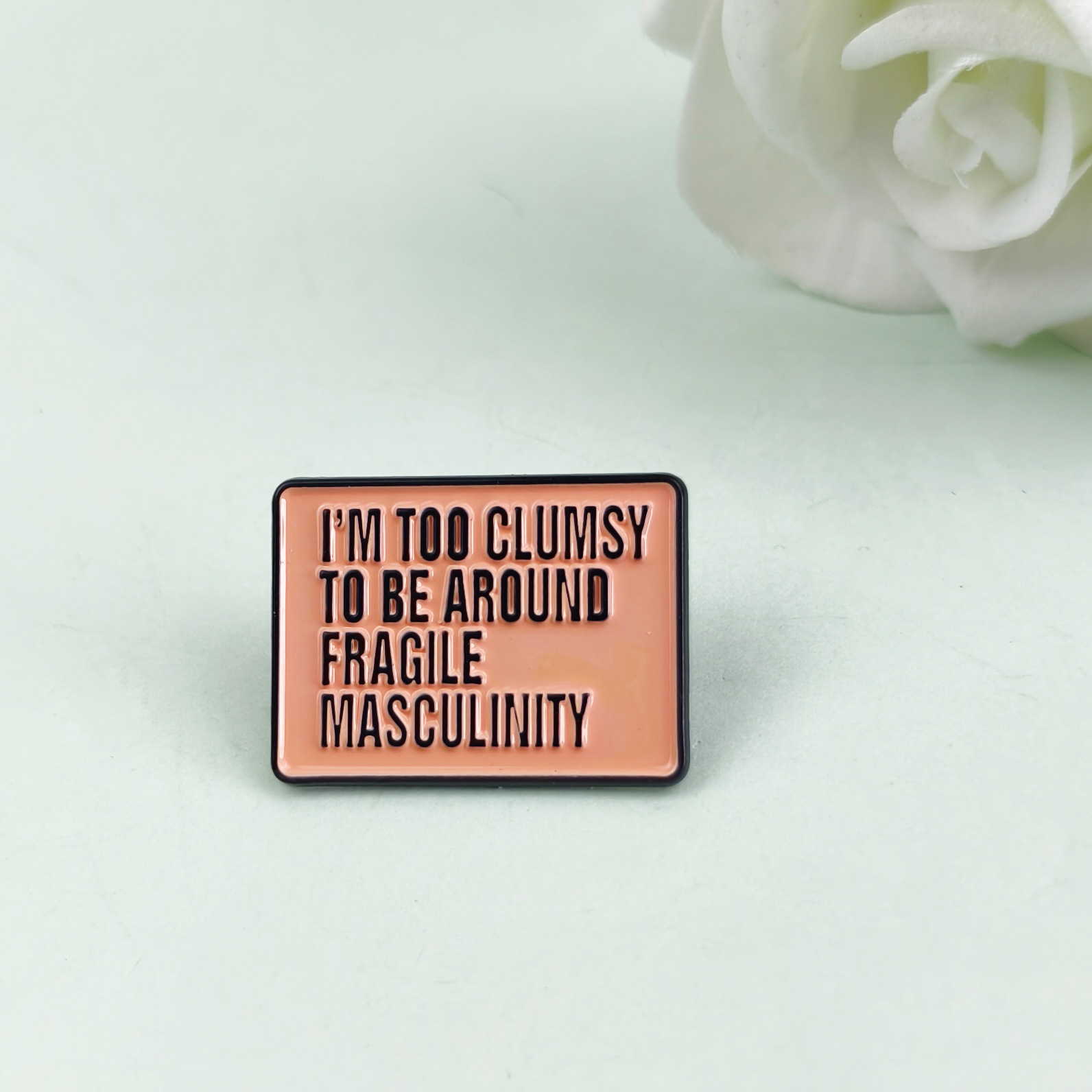 Broche de aleación geométrica creativa Lema de letras en inglés europeo y americano Accesorios de moda Insignia de ropa Pin de cuello Punto transfronterizo