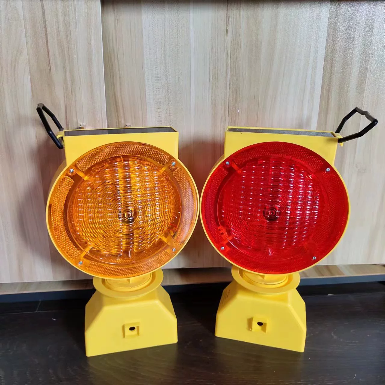 Прямые продажи с фабрики, популярные солнечные светодиодные сигнальные огни, ночные мигающие сигнальные огни дорожных заграждений, большое количество и отличная цена.