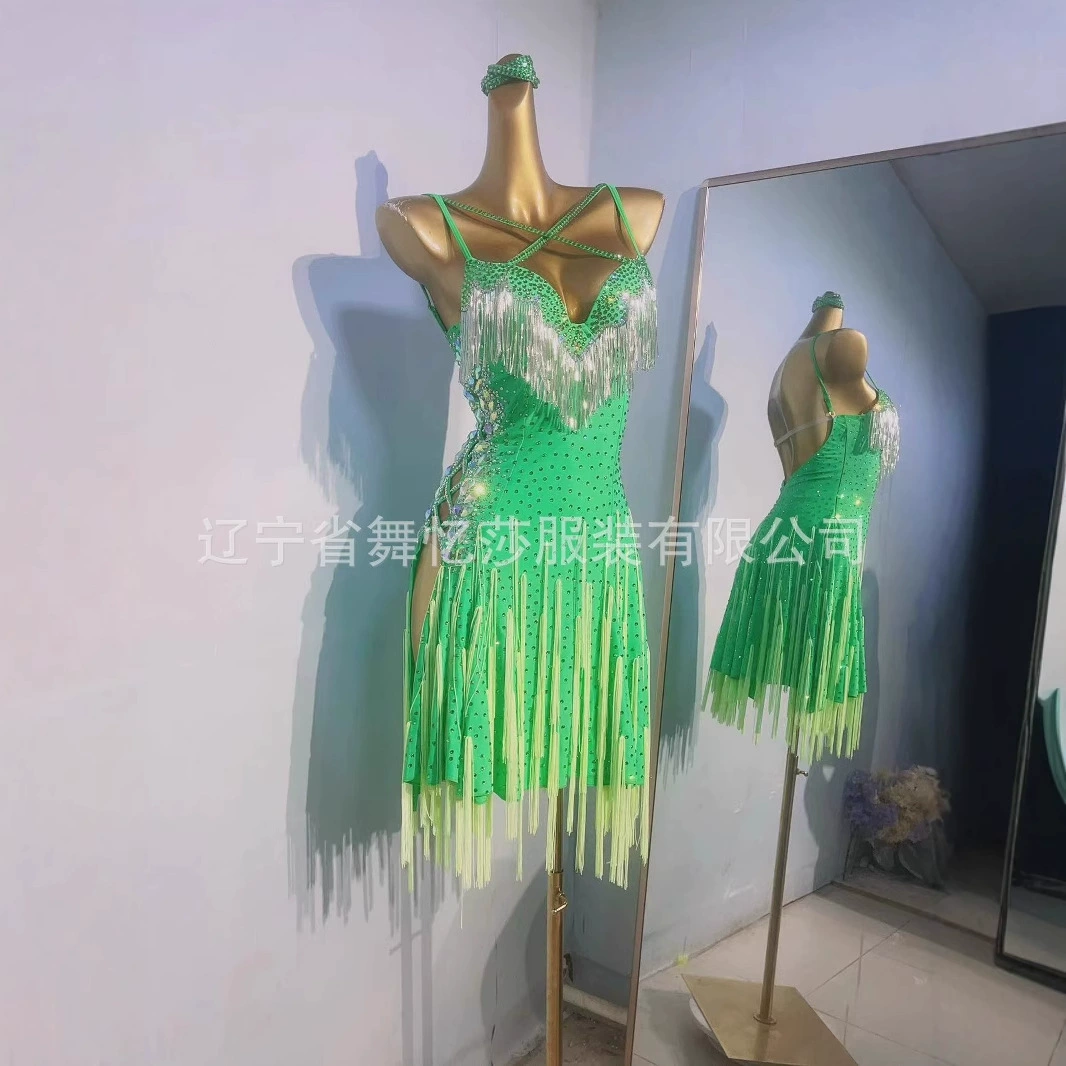 Профессиональный костюм для соревнований по латиноамериканским танцам для взрослых с отделкой из стразов и бахромой в стиле самбы.